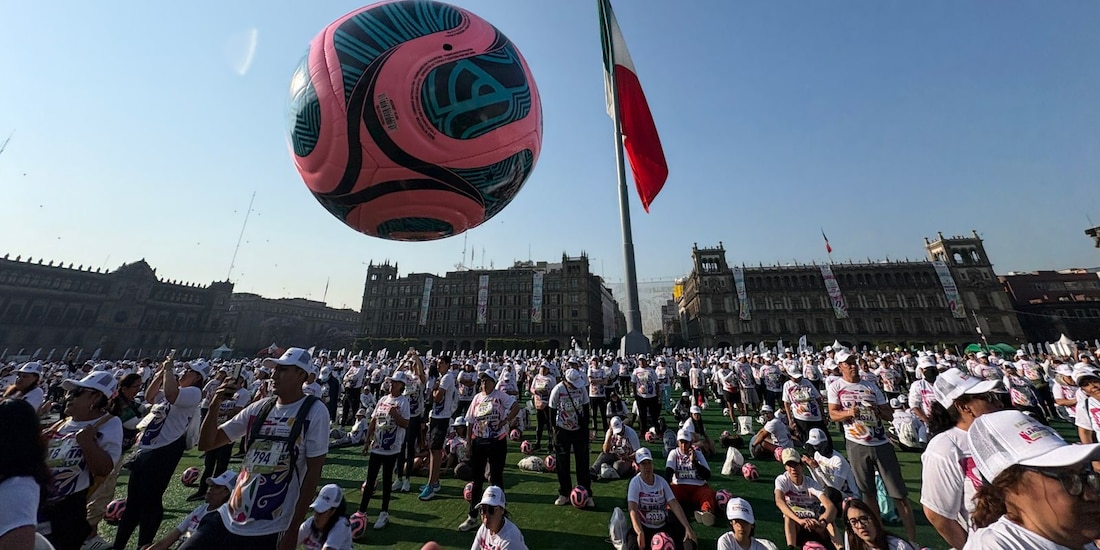 "El mundo es un balón"... en el Zócalo.