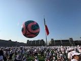 "El mundo es un balón"... en el Zócalo.