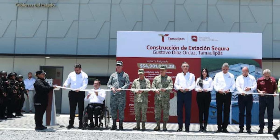El gobernador Américo Villarreal Anaya encabezó el corte de listón de los complejos de patrullaje en el norte del estado.