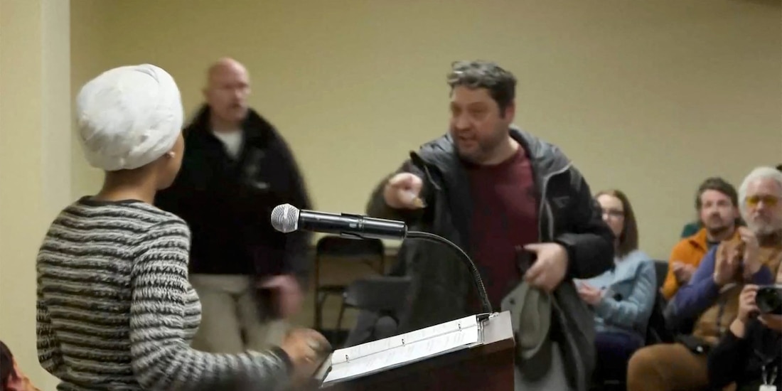 Hombre ataca a congresista Ilhan Omar durante un evento en Minneapolis.