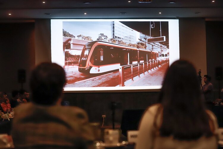 Además de sus propuestas para el sector notarial, Lemus Navarro dialogó con integrantes de la asociación Mil x Zapopan, abordó temas de desarrollo económico, infraestructura, movilidad y seguridad