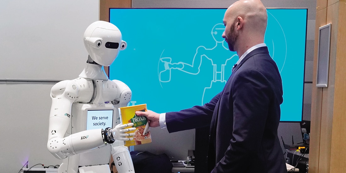 Bill Gates anunció que su fundación invertirá mil millones de dólares durante dos años para ampliar el acceso a la Inteligencia Artificial en educación, salud y agricultura.