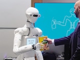 Bill Gates anunció que su fundación invertirá mil millones de dólares durante dos años para ampliar el acceso a la Inteligencia Artificial en educación, salud y agricultura.