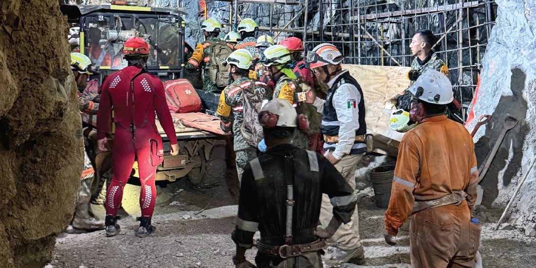 Extracción del trabajador atrapado, operada por elemento del Ejército, ayer.