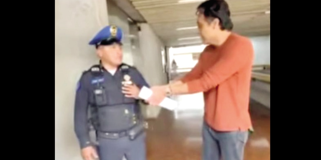 ARRIAGA pide a un policía ponerle las esposas para sacarlo de su oficina, ayer.