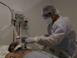 Personal médico atiende a un paciente en estado crítico, que requiere estar conectado a un respirador.