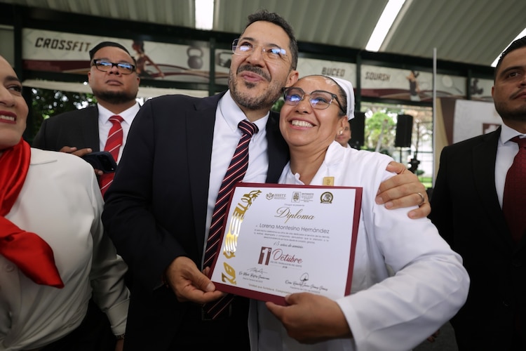 Autoridades del ISSSTE y dirigentes sindicales entregan reconocimientos por antigüedad al personal de la institución.