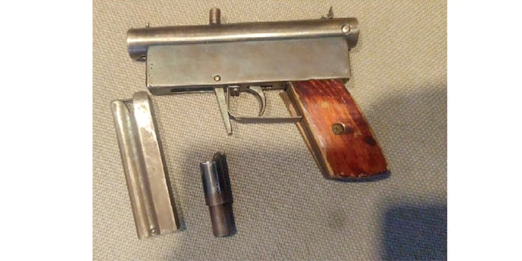 Les aseguran
un arma de fuego.