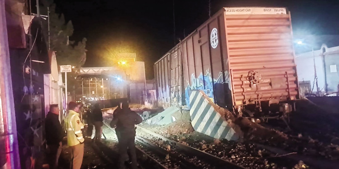 ASPECTO del carro de un tren carguero, que se salió de control y acabó descarrilado.