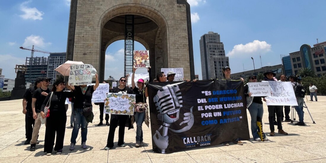 Algunos de los manifestantes, ayer en el Monumento a la Revolución.
