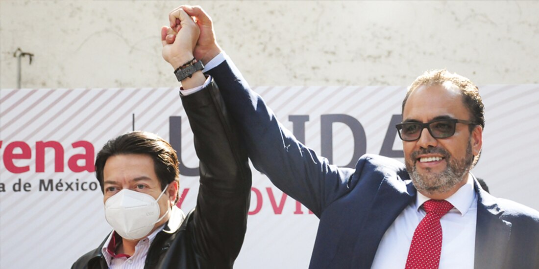 El presidente de Morena, Mario Delgado, levanta la mano del ganador de la encuesta estatal, Juan Carlos Loera.