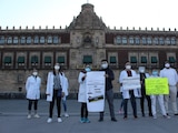 Profesionales de la salud se manifiestan a las afueras de Palacio Nacional, ayer.