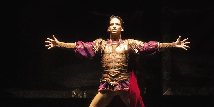 ISAAC HHERNÁNDEZ en Otelo: una danza en tres actos, de Lar Lubovitch.