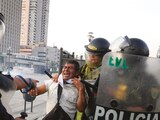 Policías forcejean con un manifestante en calles de Lima, ayer.