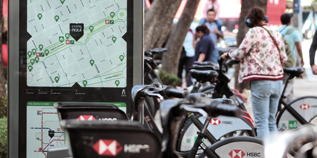 UNA JOVEN toma una Ecobici de la cicloestación de Reforma, en marzo de 2025.