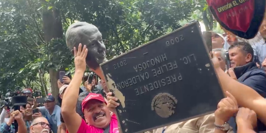 Le cortan la cabeza a estatua de Felipe Calderón en Los Pinos
