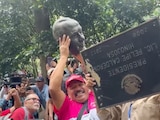 Le cortan la cabeza a estatua de Felipe Calderón en Los Pinos