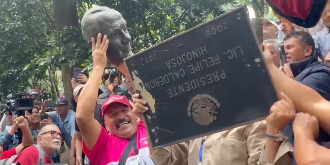 Le cortan la cabeza a estatua de Felipe Calderón en Los Pinos