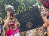 Le cortan la cabeza a estatua de Felipe Calderón en Los Pinos