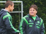 Javier "Chicharito" Hernández y Miguel Herrera durante un entrenamiento de la Selección Mexicana en el Mundial de Brasil 2014.