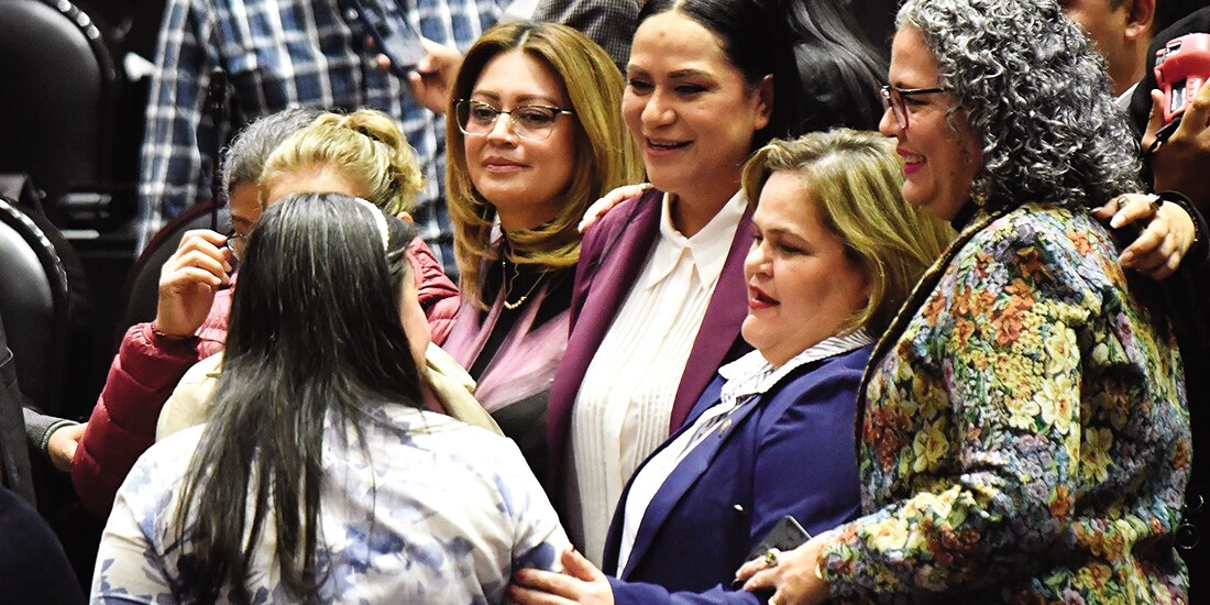 Ariadna Montiel (al centro) fue arropada por legisladoras de Morena, ayer, en la Cámara baja.
