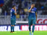 Julio César "Cata" Domínguez se lamenta después de una derrota de Cruz Azul en la Liga MX.
