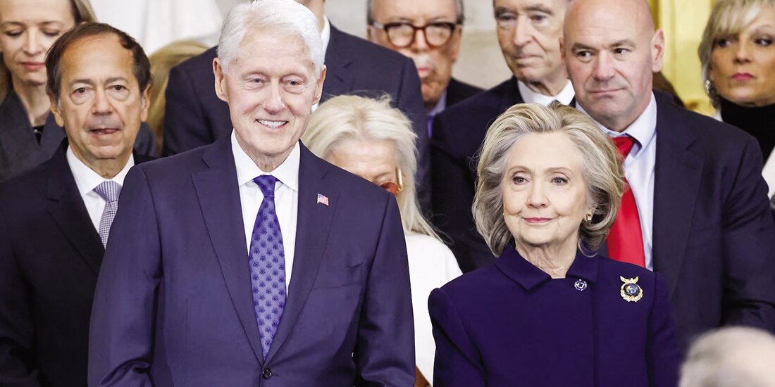 El expresidente estadounidense Bill Clinton y la exsecretaria de Estado estadounidense Hillary Clinton, el pasado 20 de enero de 2025.