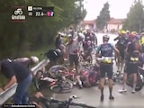 Terrible accidente en el Giro de Italia deja fuera a uno de los favoritos.
