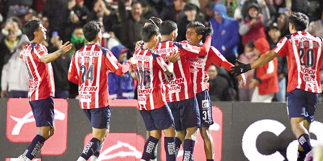 Yael Padilla festeja su gol con algunos de sus compañeros del Guadalajara, anoche.