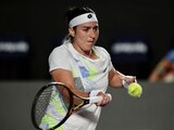 Ons Jabeur, en acción durante su duelo contra Martina Trevisan en los octavos de final del WTA Guadalajara Open AKRON 2023.
