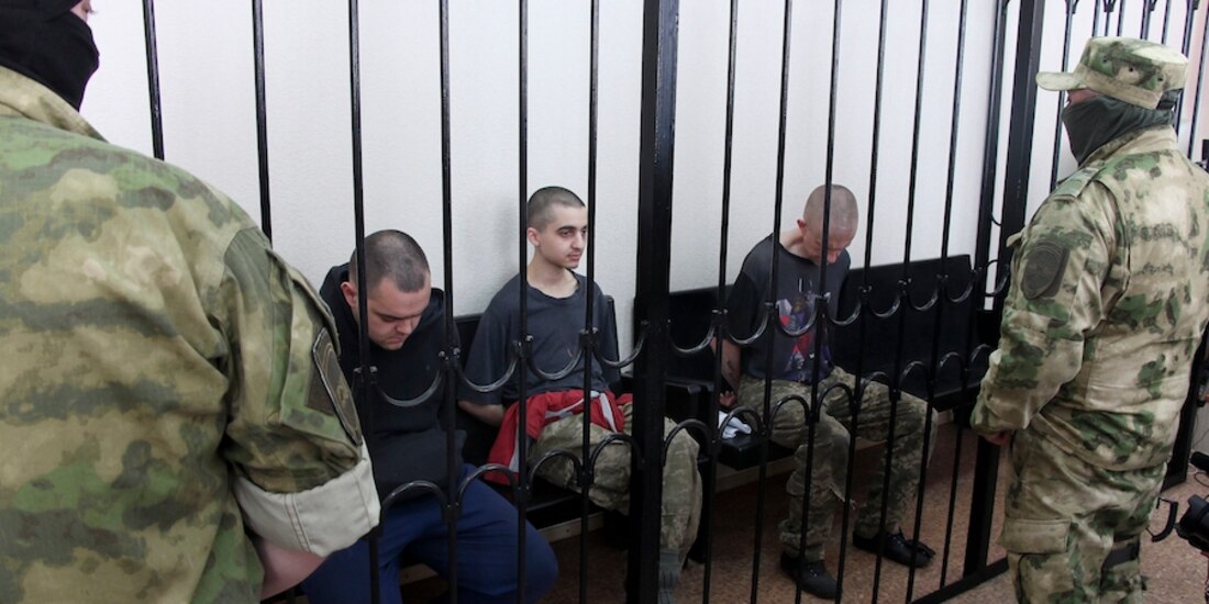 Los tres acusados, en un tribunal prorruso, ayer, en Donbás.