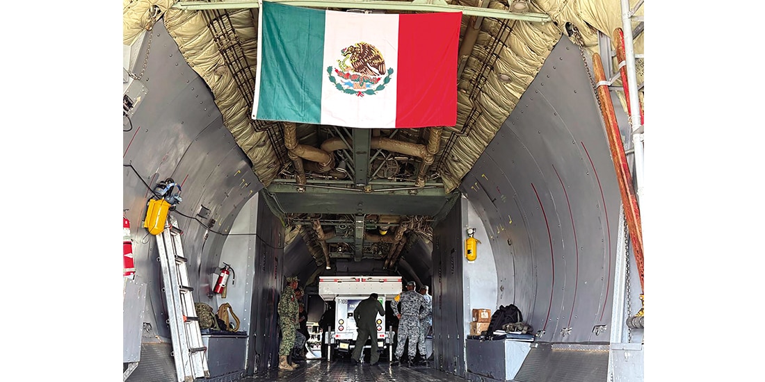 ELEMENTOS
de la Defensa, al
preparar envío de
productos, ayer.