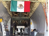 ELEMENTOS
de la Defensa, al
preparar envío de
productos, ayer.
