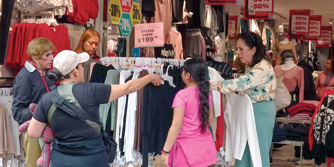 Compradores en una tienda de la CDMX, ayer.