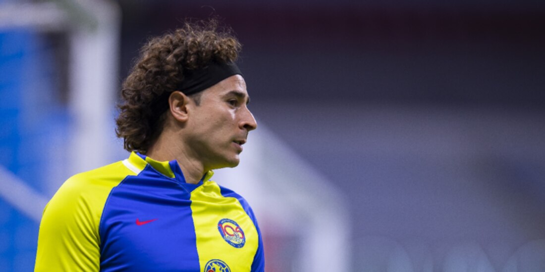 Memo Ochoa durante un calentamiento previo a un juego del América en la Liga MX.