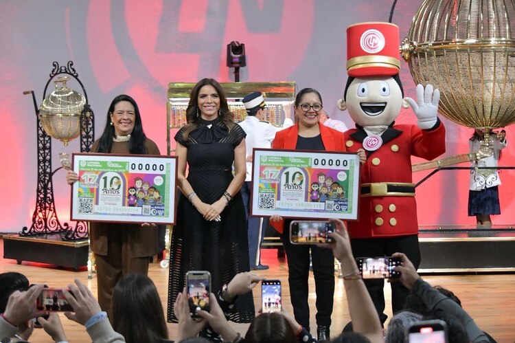 La directora general de Lotería Nacional, Olivia Salomón, encabeza el Sorteo Superior No. 2864 con el cual se celebra el 10° aniversario de la PFPNNA.