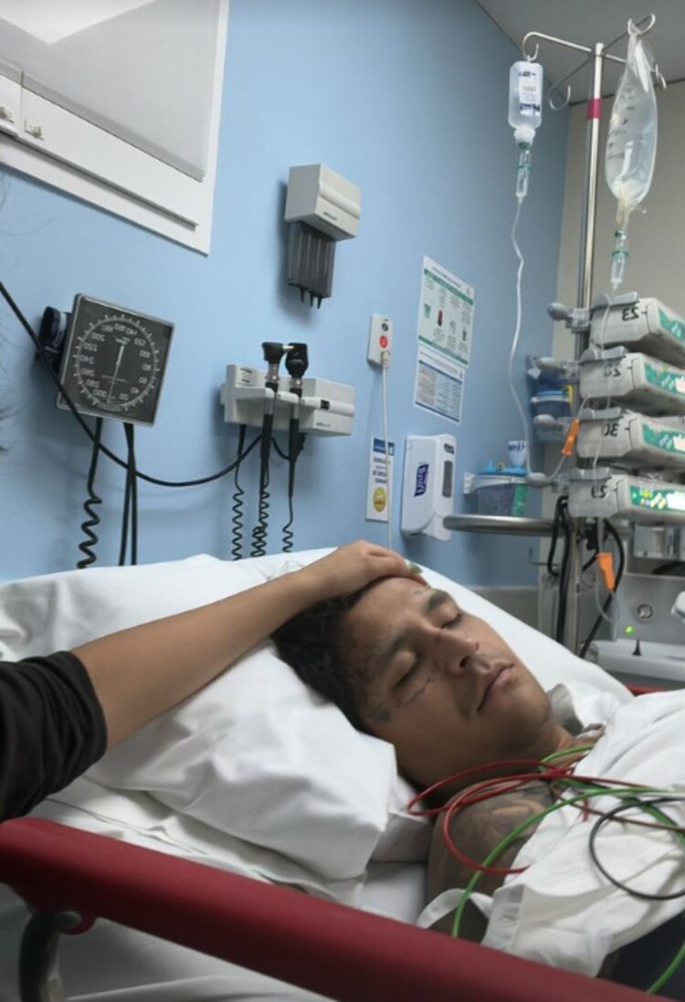 Christian Nodal es hospitalizado.