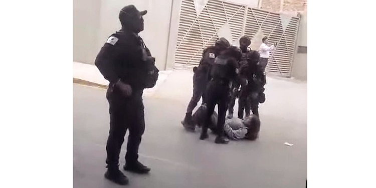 ASPECTOS de detenciones el sábado, en una protesta de productores de frijol.
