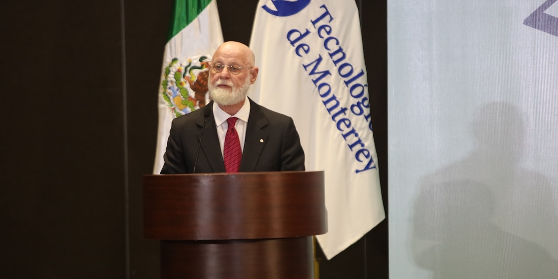 El escritor argentino Alberto Manguel durante la FIL Monterrey.