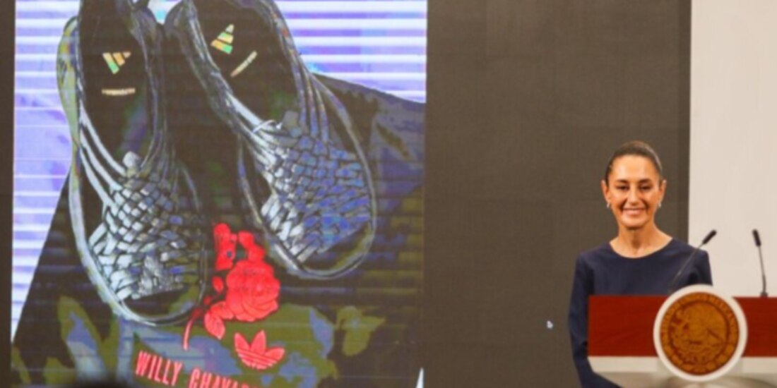 Los huaraches de Adidas con apropiación de diseño, ayer, en la conferencia matutina.