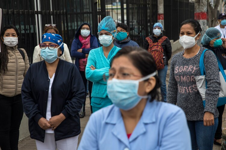 Enfermeras y los médicos protestan por la falta de equipo de protección para los trabajadores de salud que atienden a pacientes con COVID-19, en Lima, Perú, el martes 2 de junio de 2020.