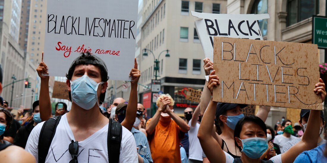 Un grupo de manifestantes marcha en las calles de la ciudad de Nueva York, el sábado 6 de junio de 2020, para protestar contra el racismo y la brutalidad policial, tras la muerte de George Floyd.