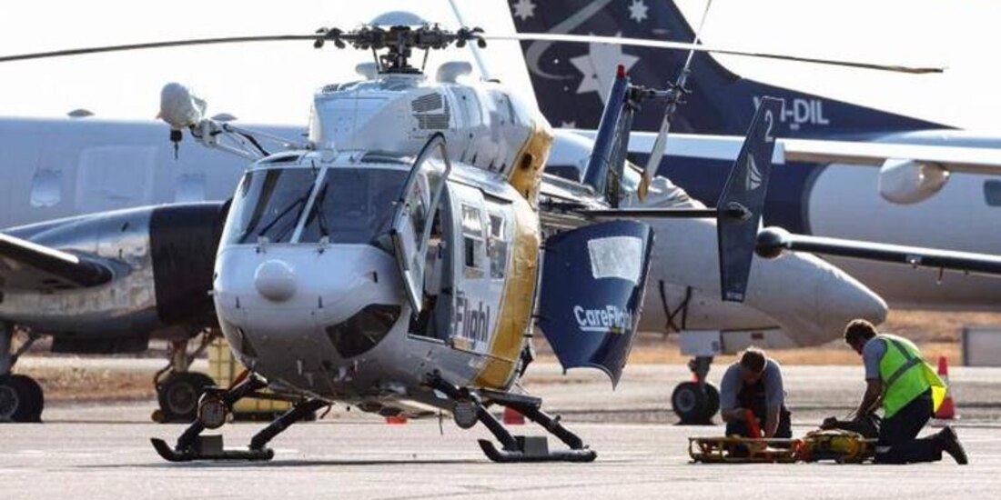 Trabajos de rescate para transportar a los heridos en el accidente del avión militar estadounidense en Australia