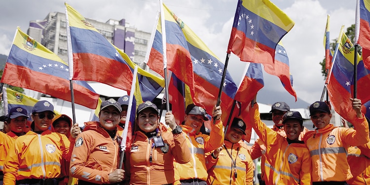 Miembros de la fuerza policial nacional participan en una marcha de mujeres, ayer.