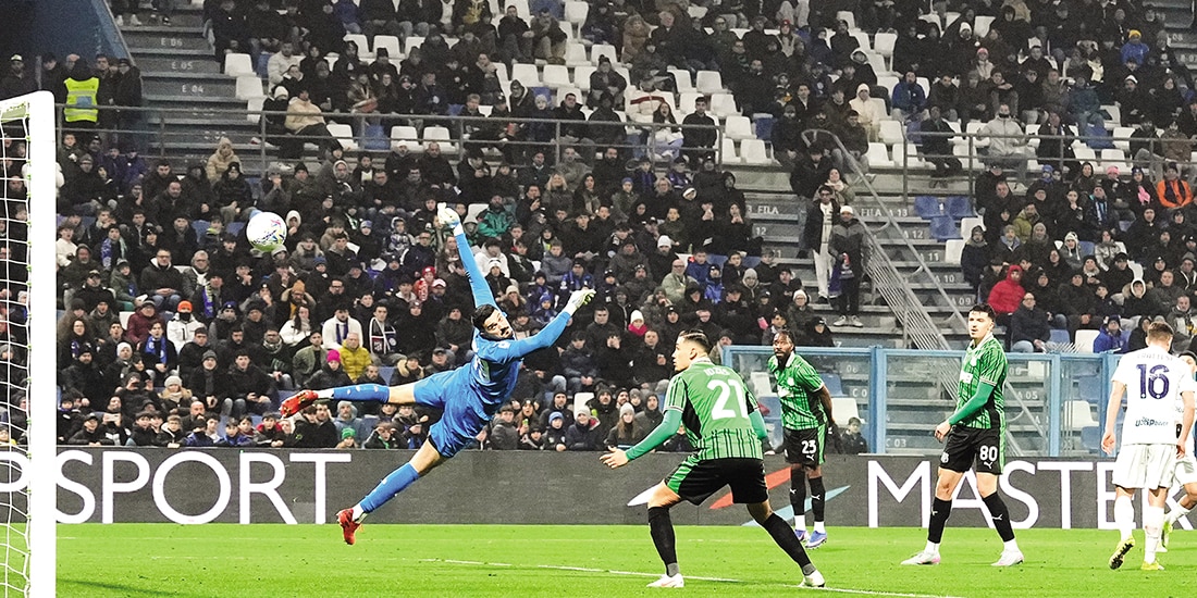 LUIS HENRIQUE, al momento de sacar su disparo para el Inter, ayer.