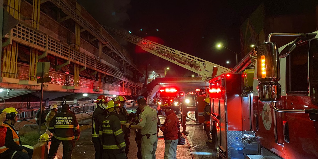 Bomberos de Jalisco arribaron al lugar para controlar el incendio en el mercado.