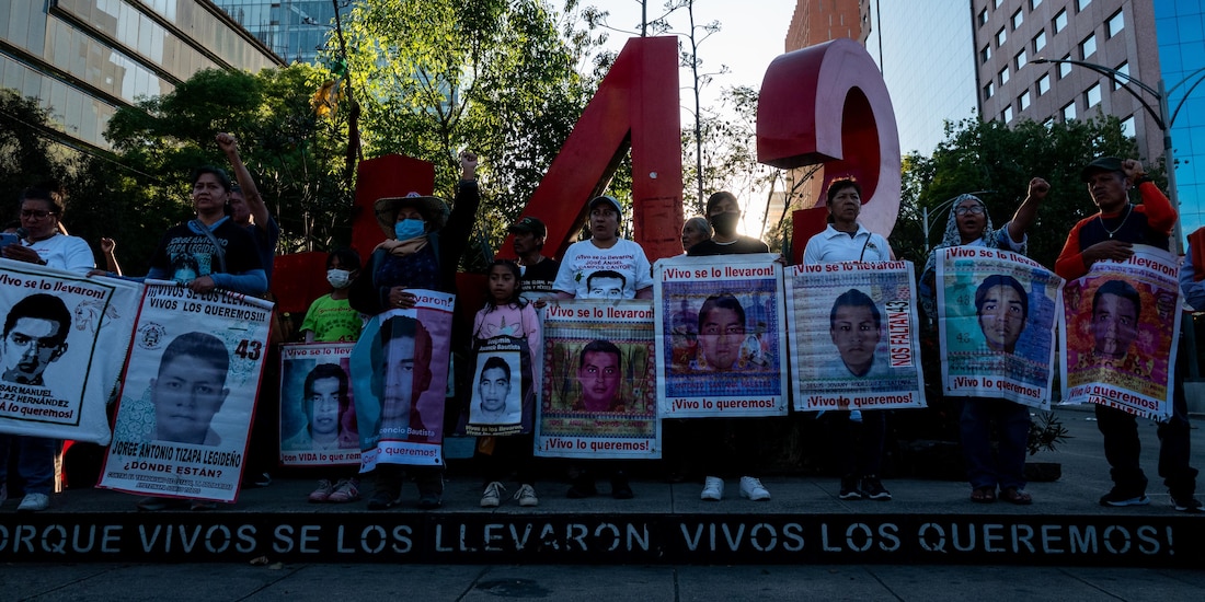 Madres y padres de los 43 normalistas desaparecidos de Ayotzinapa, durante una marcha, el pasado 26 de enero.