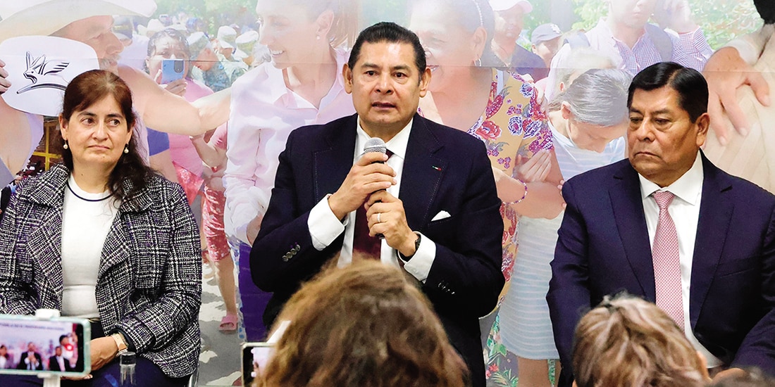 Alejandro Armenta (c.), ayer al presentar avances del Polo de Desarrollo.