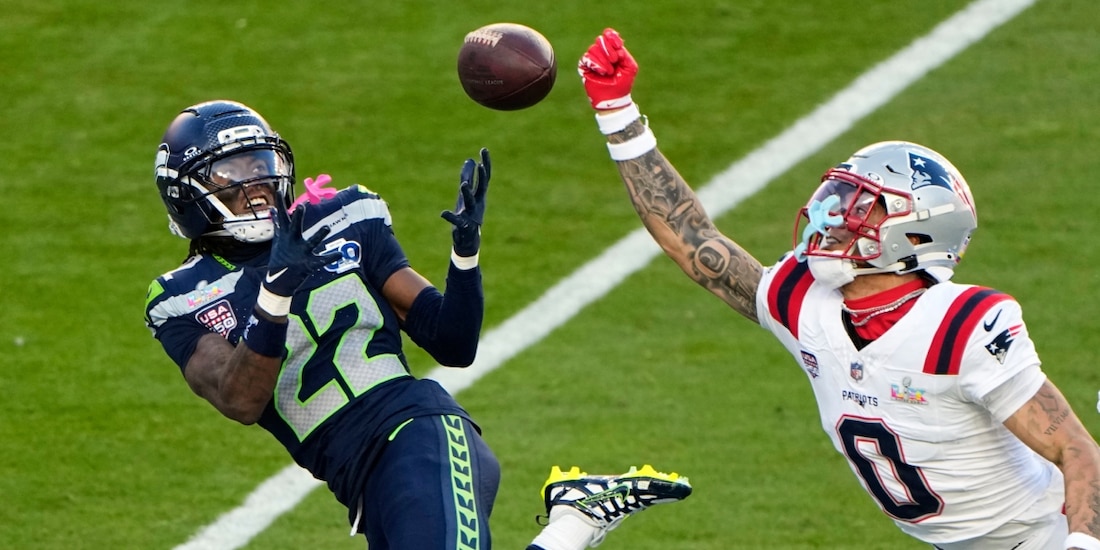 El cornerback Christian Gonzalez (0), de los New England Patriots, evita el pase completo del wide receiver Rashid Shaheed (22), de los Seattle Seahawks, en el Super Bowl 2026