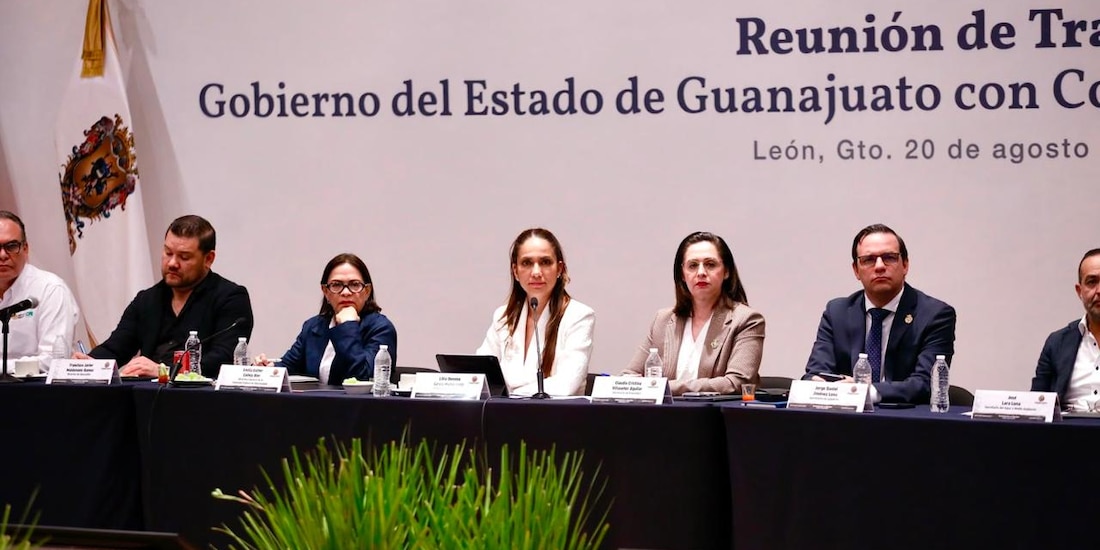 Autoridades federales y estatales reunidas.